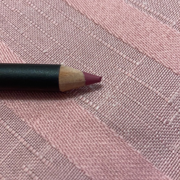 M.A.C Lipliner “edge to edge” - Picture 3 of 3